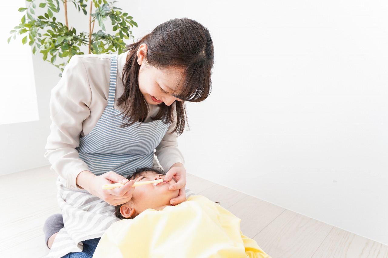 お子様の歯を守る「仕上げ磨き」